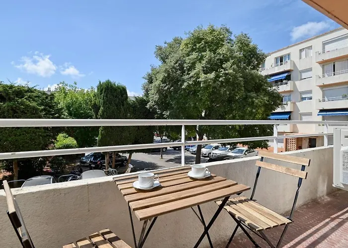 Acogedor Apartamento con Balcón en el Corazón del Distrito 8