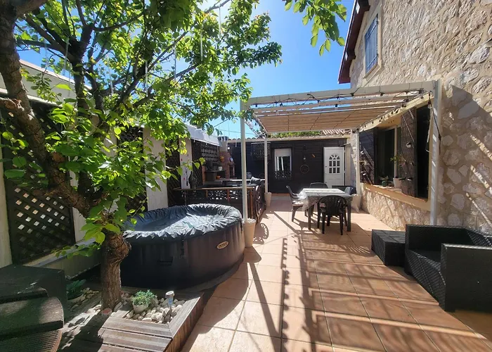 Jolie Dependance Avec Terrasse Privee Et Jacuzzi