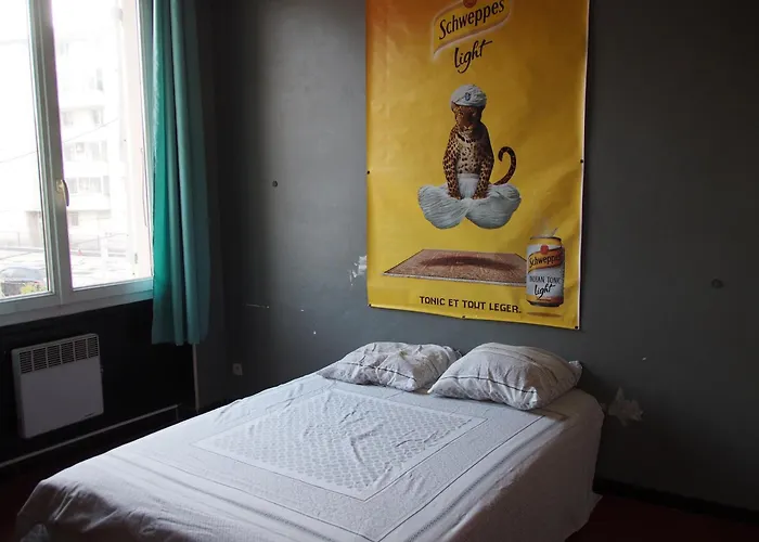 Chambre Schweppes Dans Maison, Salle De Bain Et Sejour A Partager