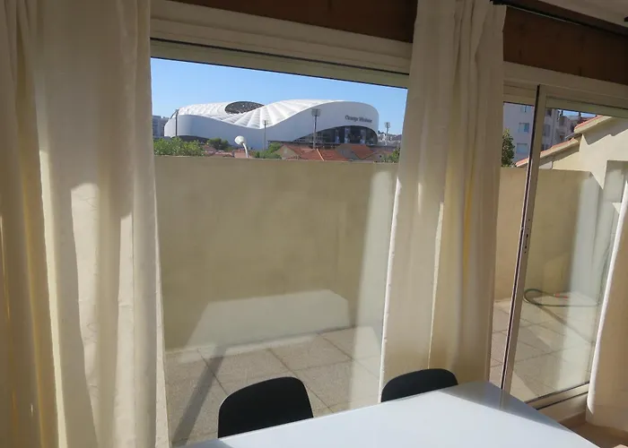 Chambre Rouge Avec Salle De Bain Privative Velodrome Prado