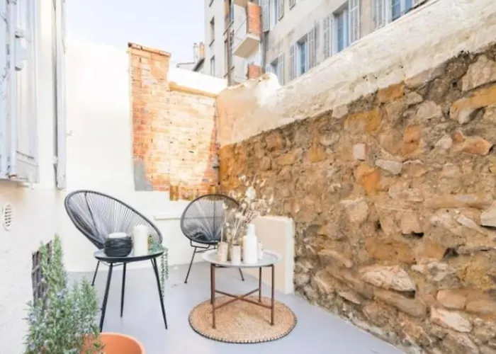 Bright 47 M2 With Nice Terrace Hypercenter