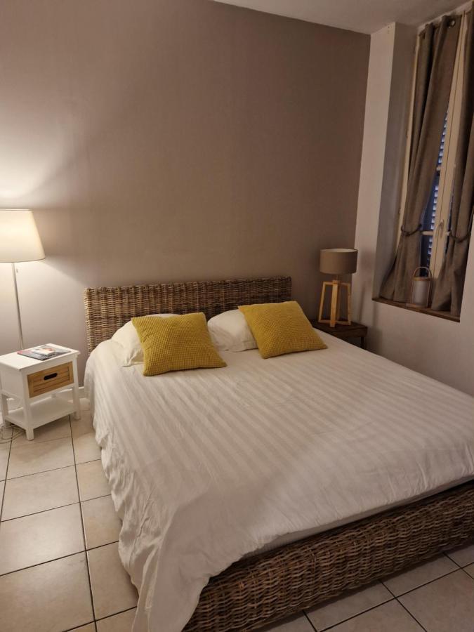 2 Pieces Dans Le Centre Avec Petite Terrasse 3***