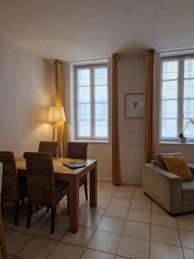 2 Pieces Dans Le Centre Avec Petite Terrasse 3*** *