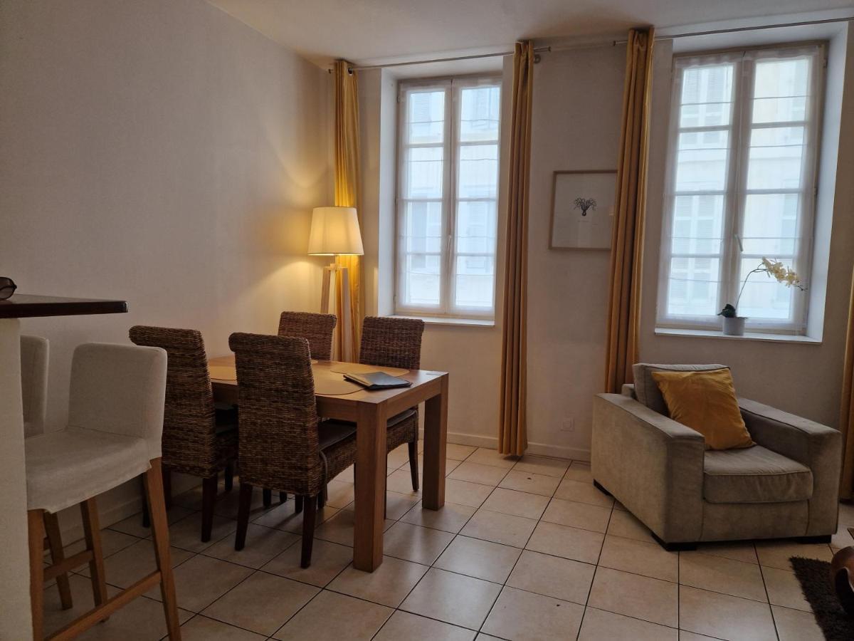 2 Pieces Dans Le Centre Avec Petite Terrasse 3*** *