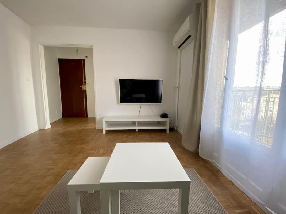 Petit Cocon Avec Balcon Au Centre De