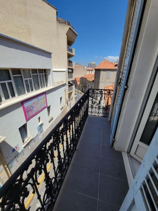 Air-conditioned With Bedroom And Balcony Appartement *