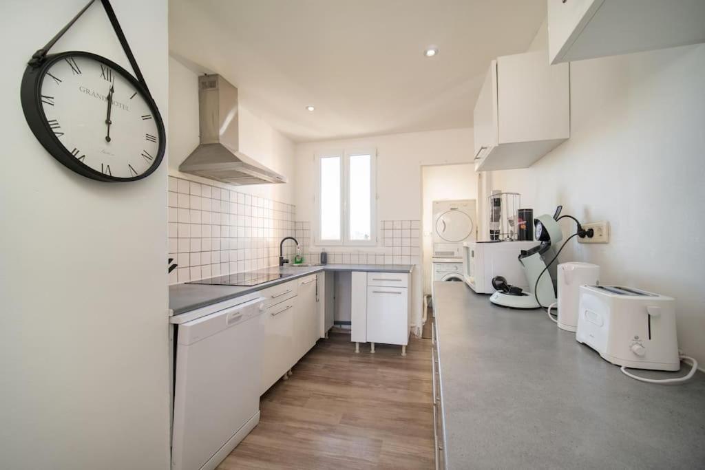 Air-conditioned Sleeps 4 To 6 Parking Marseille