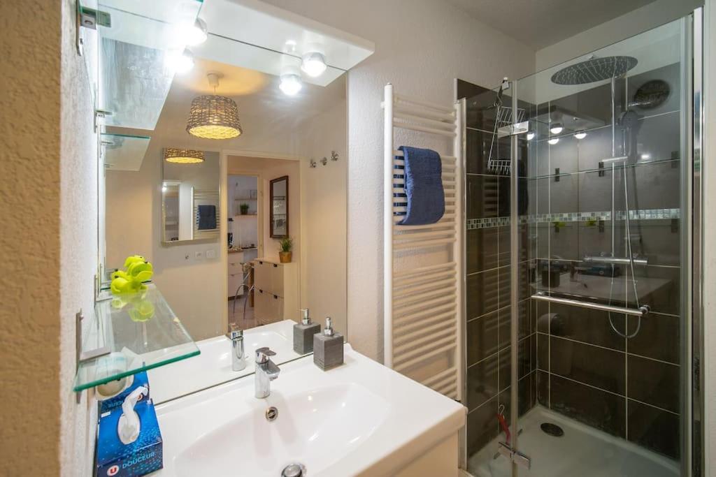 Fully Equipped With Terrace Sleeps 4 Marseille