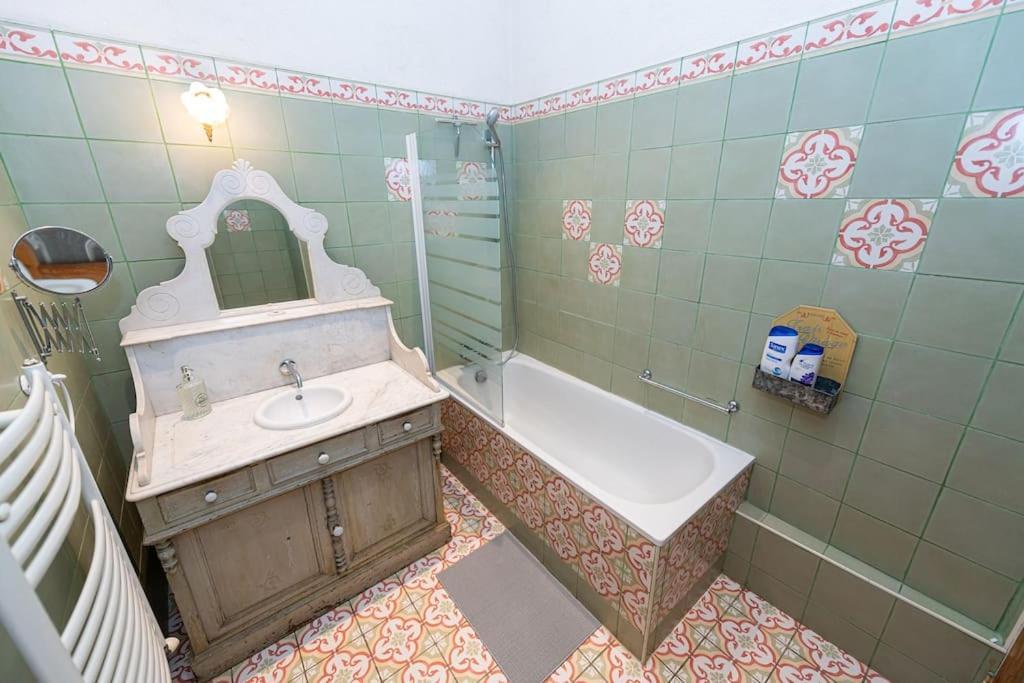Anna-maria : Grand 10 Personnes+parking Prive -actif+ Location- Apartment Marseille