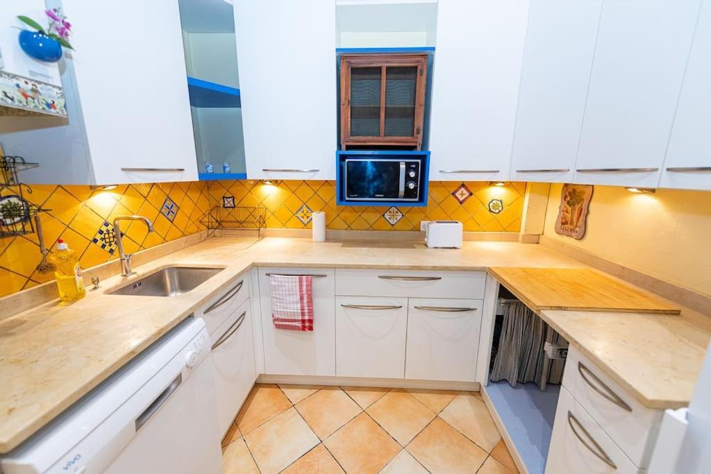 Apartment Anna-maria : Grand 10 Personnes+parking Prive -actif+ Location- Marseille