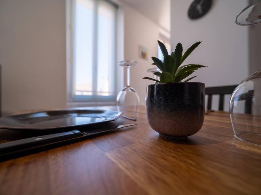 *appartement Climatise Equipe 4 Couchages* Apartment Marseilles