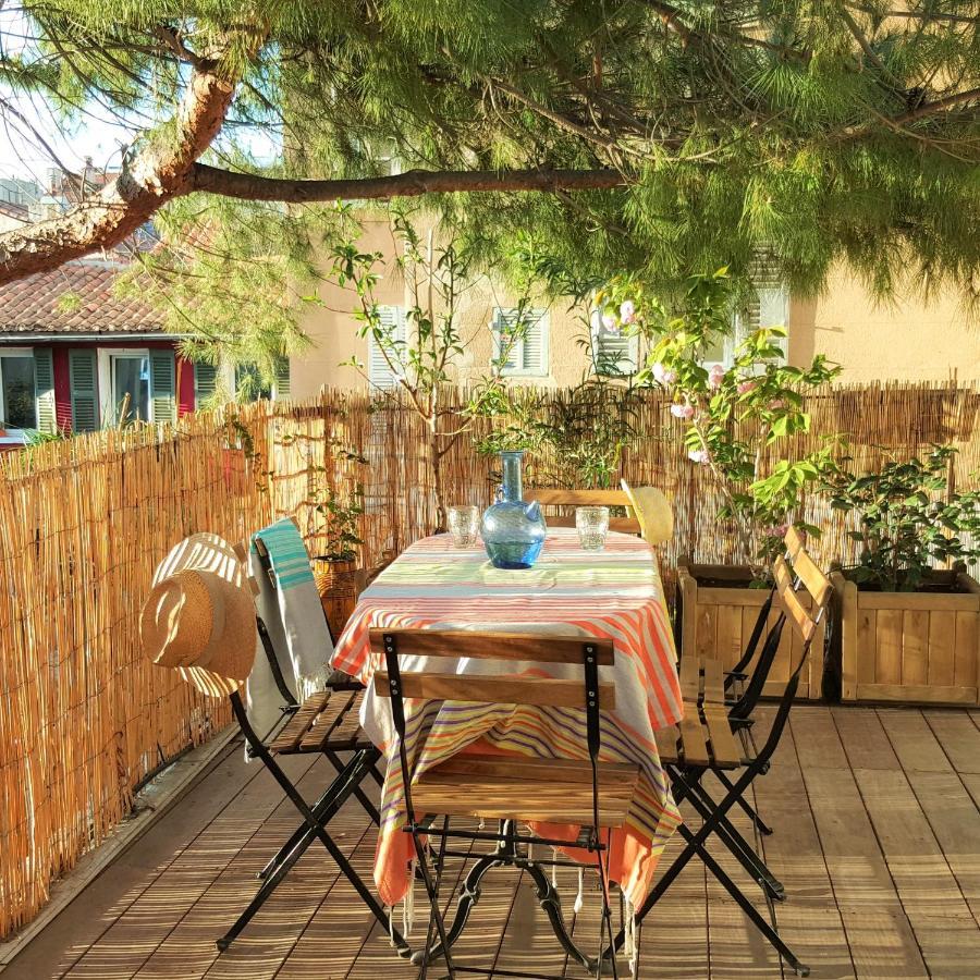 Little House With A Large Roof Garden In The Center Guest house *