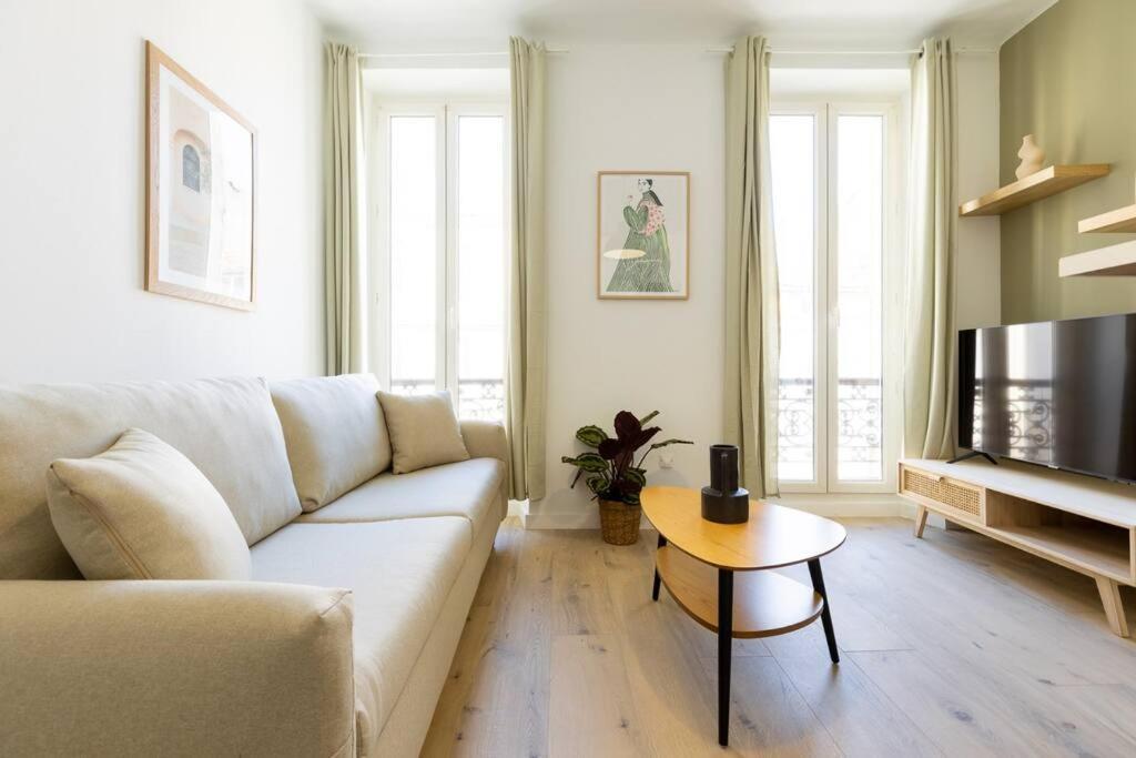 Beautiful & Modern Flat In Heart Of Căn hộ