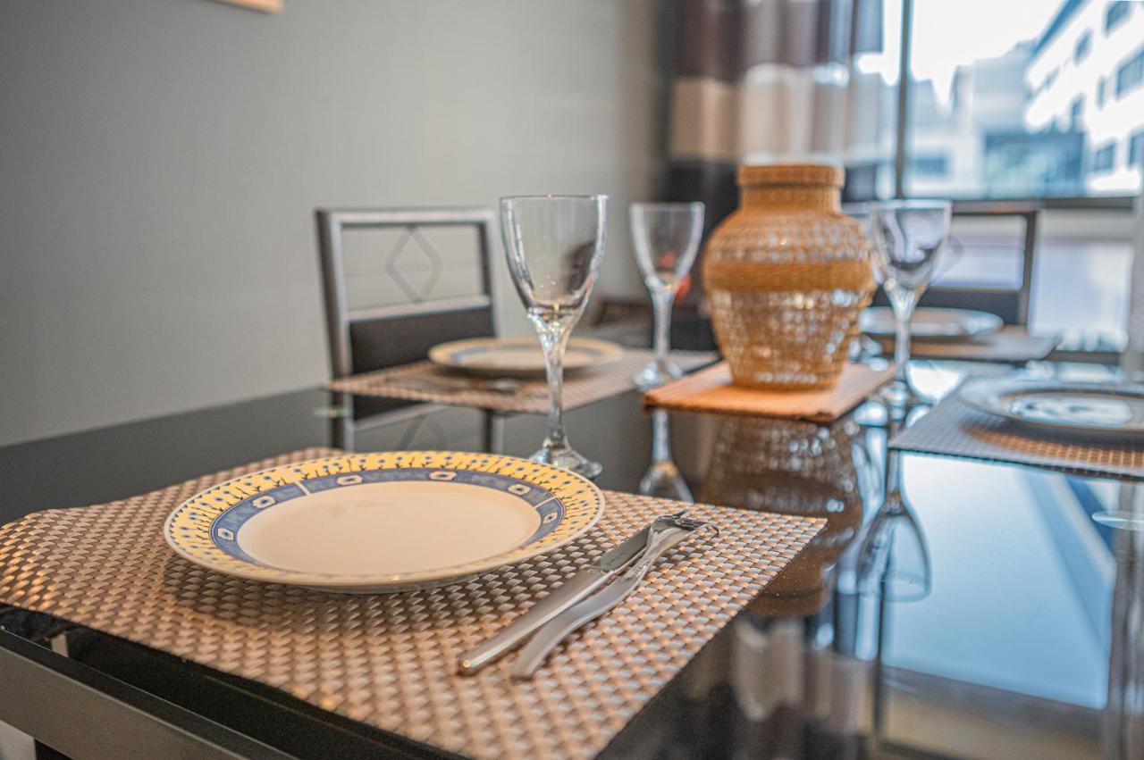 Ideal Couple, Family & Friends - Calme, Lumineux, Balcon - Proche Plages 2km - Velodrome A 10min - Olympique Marina - Climatisation & Parking Prive Apartment