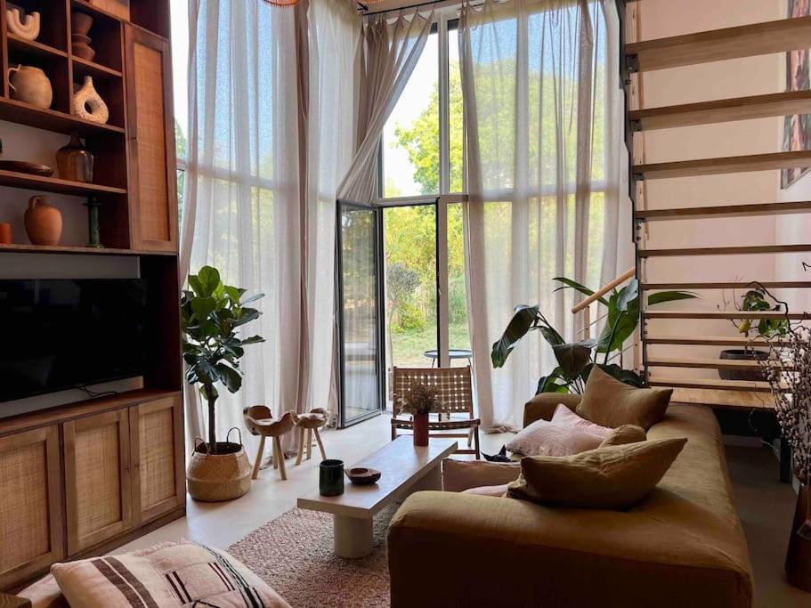 3 Bedroom Duplex With Garden Apartment *
