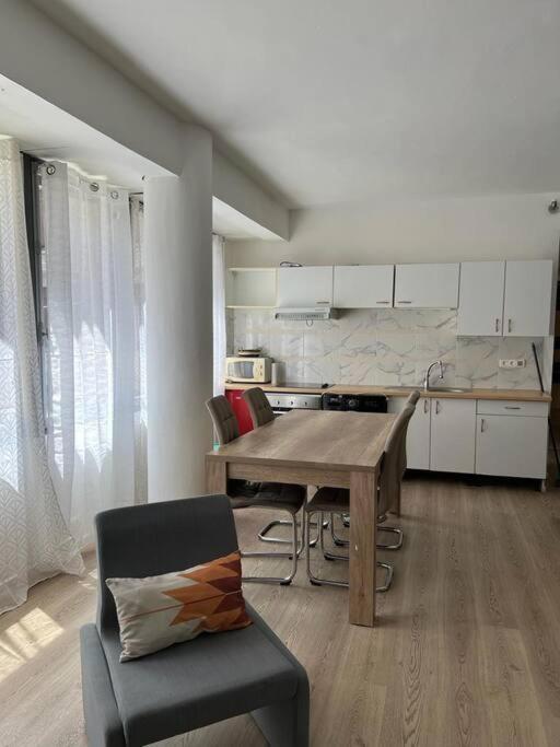 Le Building: 5 Pax Centre Apartment