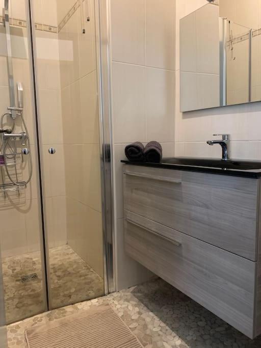 Apartment Corniche Kennedy, Bord De Mer, Balcon, Calme, Vue Jardin *