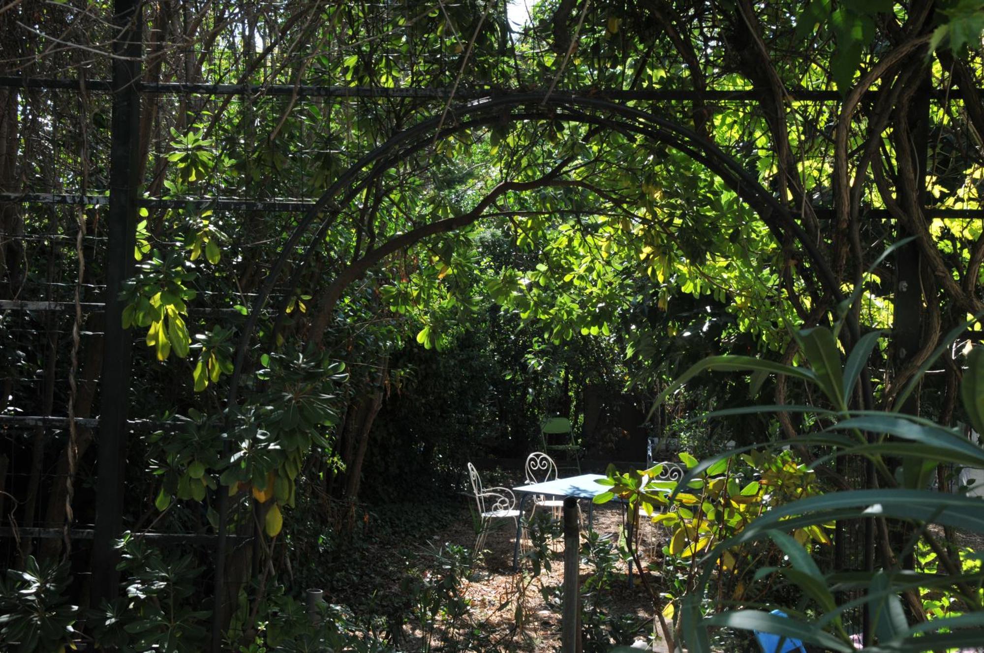 Maison Entiere Avec Un Grand Jardin A 15 Min Du Centre En Transports: Bienvenue A Qg ! Marseilles