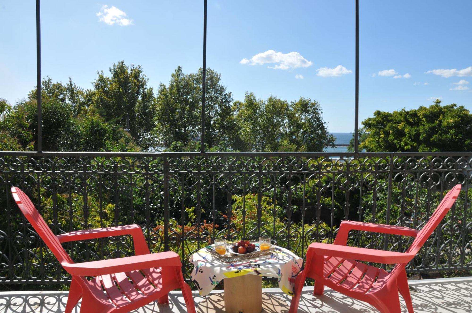 Maison Entiere Avec Un Grand Jardin A 15 Min Du Centre En Transports: Bienvenue A Qg ! *