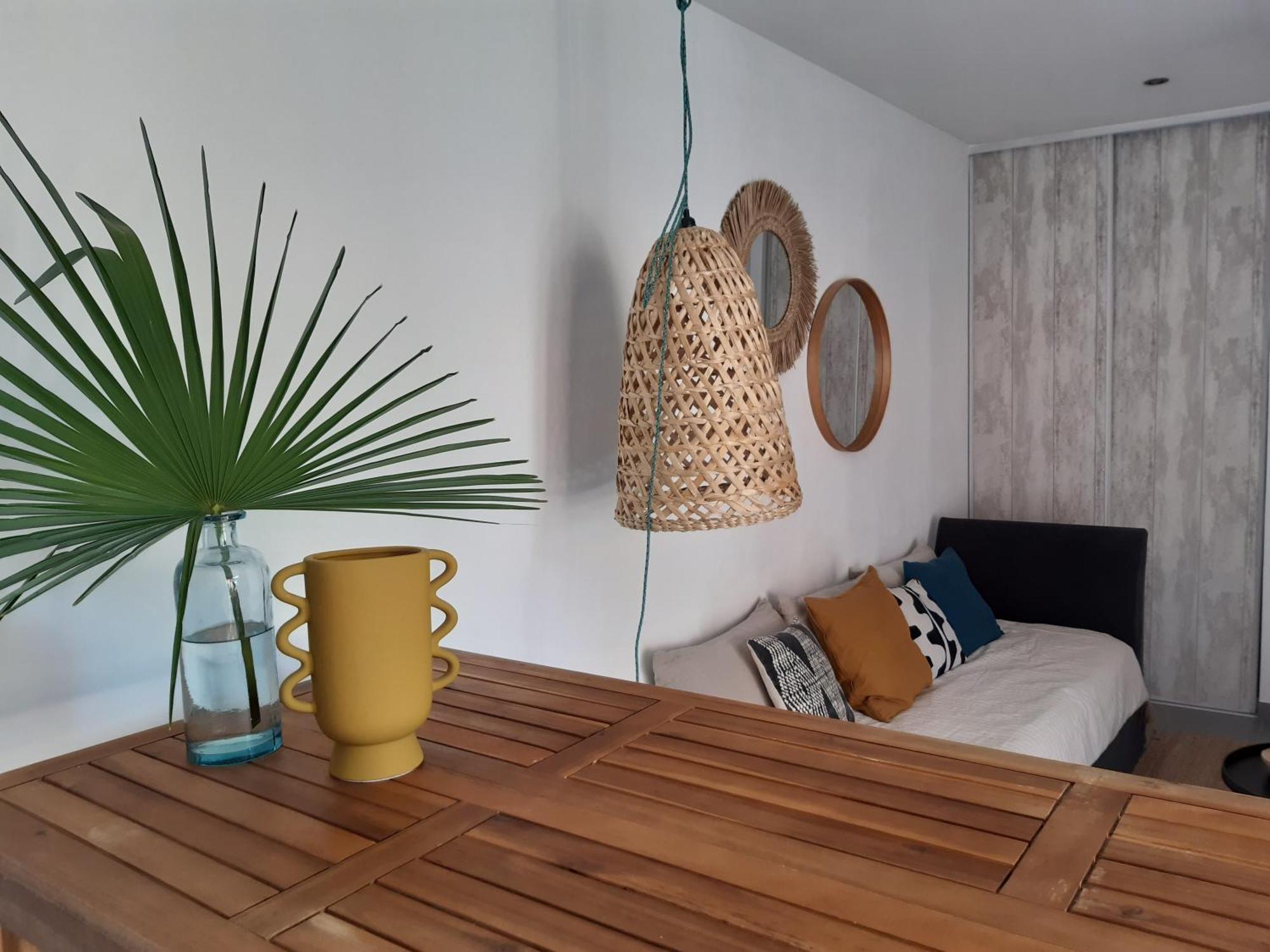 Grand Avec Patio Apartment