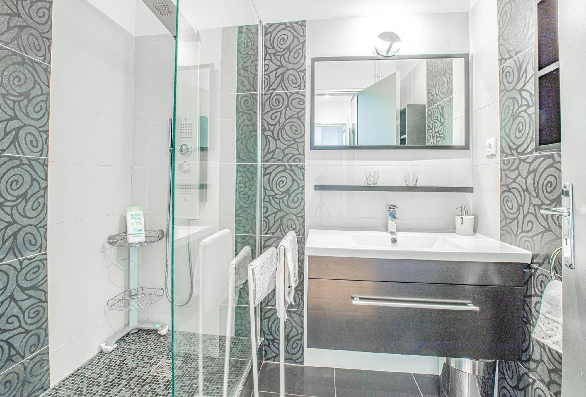 Ideal Couple, Family & Friends - Calme, Lumineux, Balcon - Proche Plages 2km - Velodrome A 10min - Olympique Marina - Climatisation & Parking Prive * Marseille