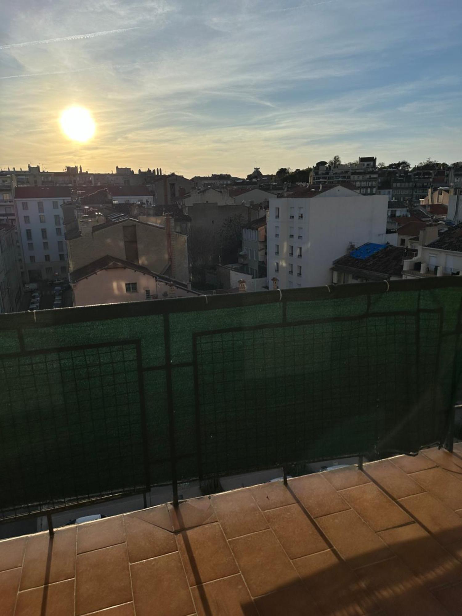 Grand Avec Balcon Apartment