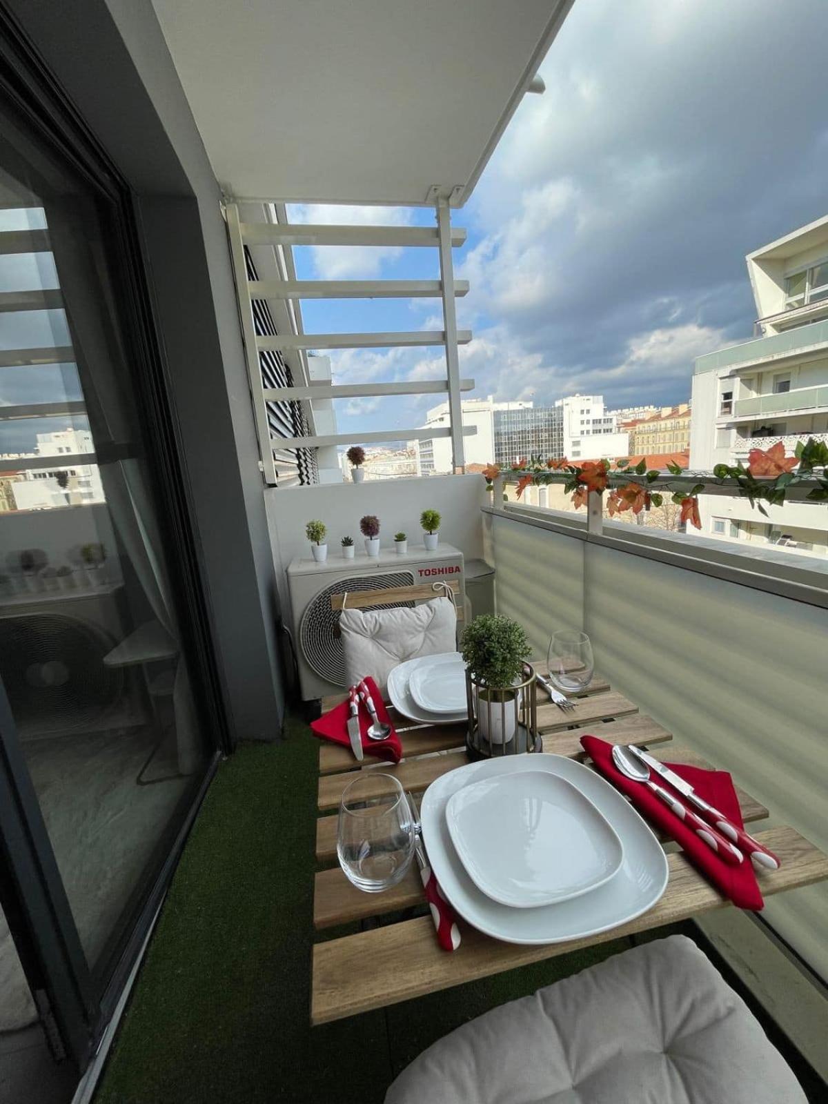 La Joliette : Luxueux T2 A Deux Pas Du Vieux Port Marseille