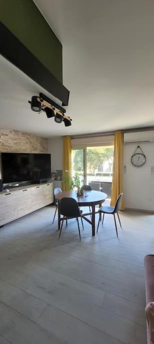 Appartement Terrasse Climatisee 20 Min De La Marseilles