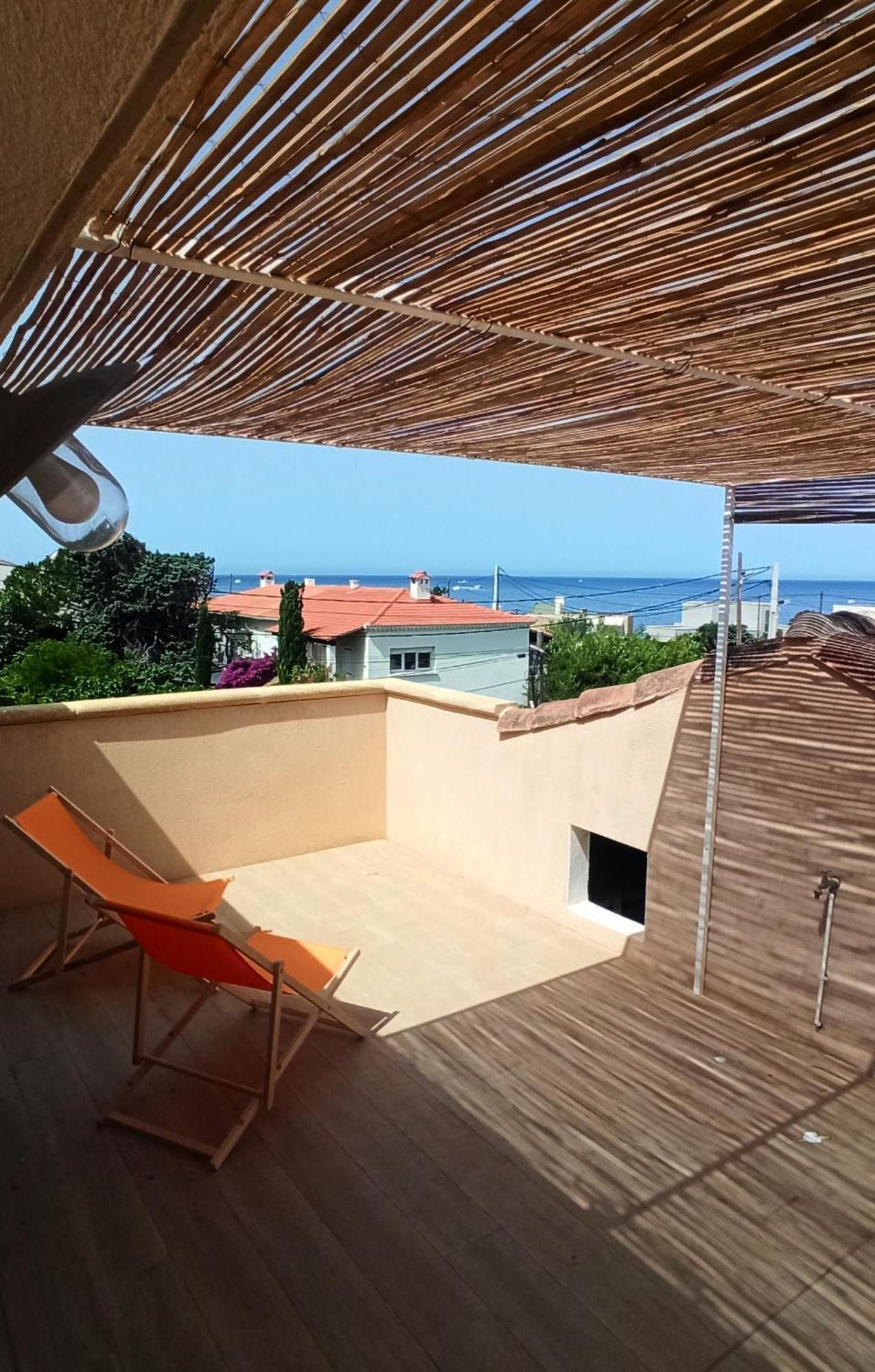 Penthouse 2 Pieces Avec Terrasse Vue A 150 M De La * Marseille