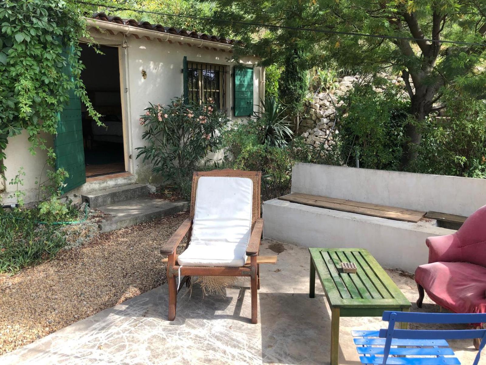 Face A La Piscine Apartment