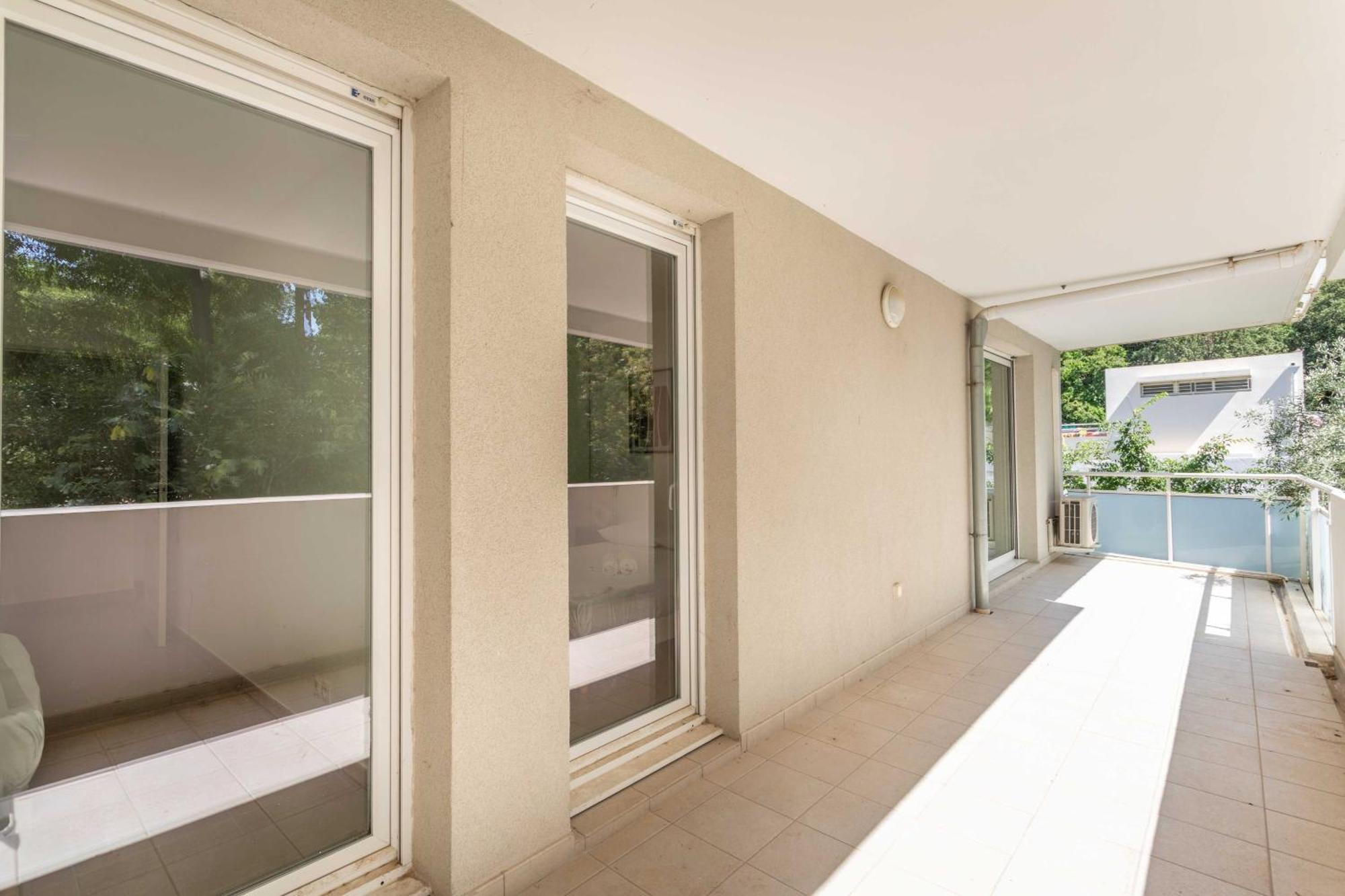2 Bedroom With Balcony 10th Arr Apartment *