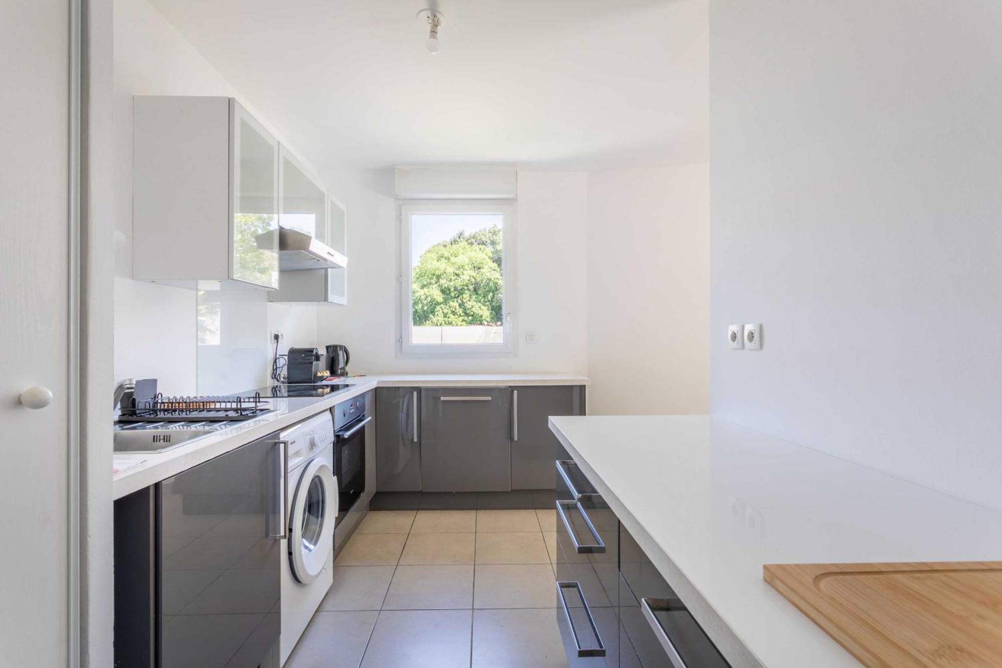 2 Bedroom With Balcony 10th Arr Apartment *