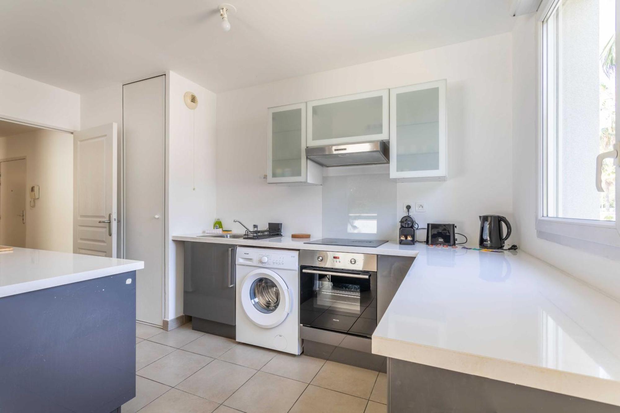 2 Bedroom With Balcony 10th Arr * Marseille