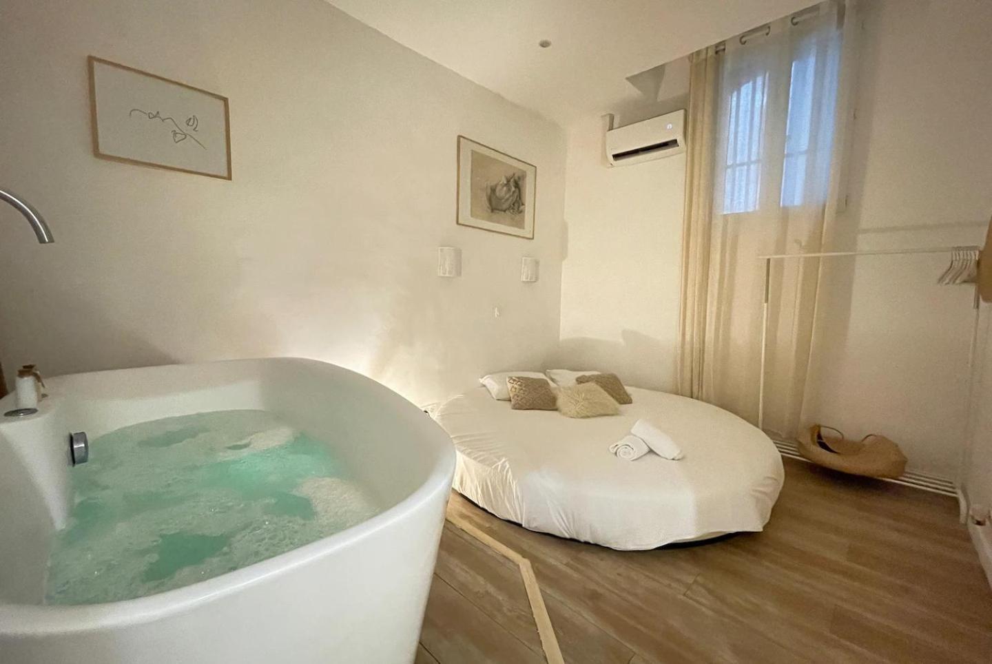 1br With Bathtub In City Center Close Opera *