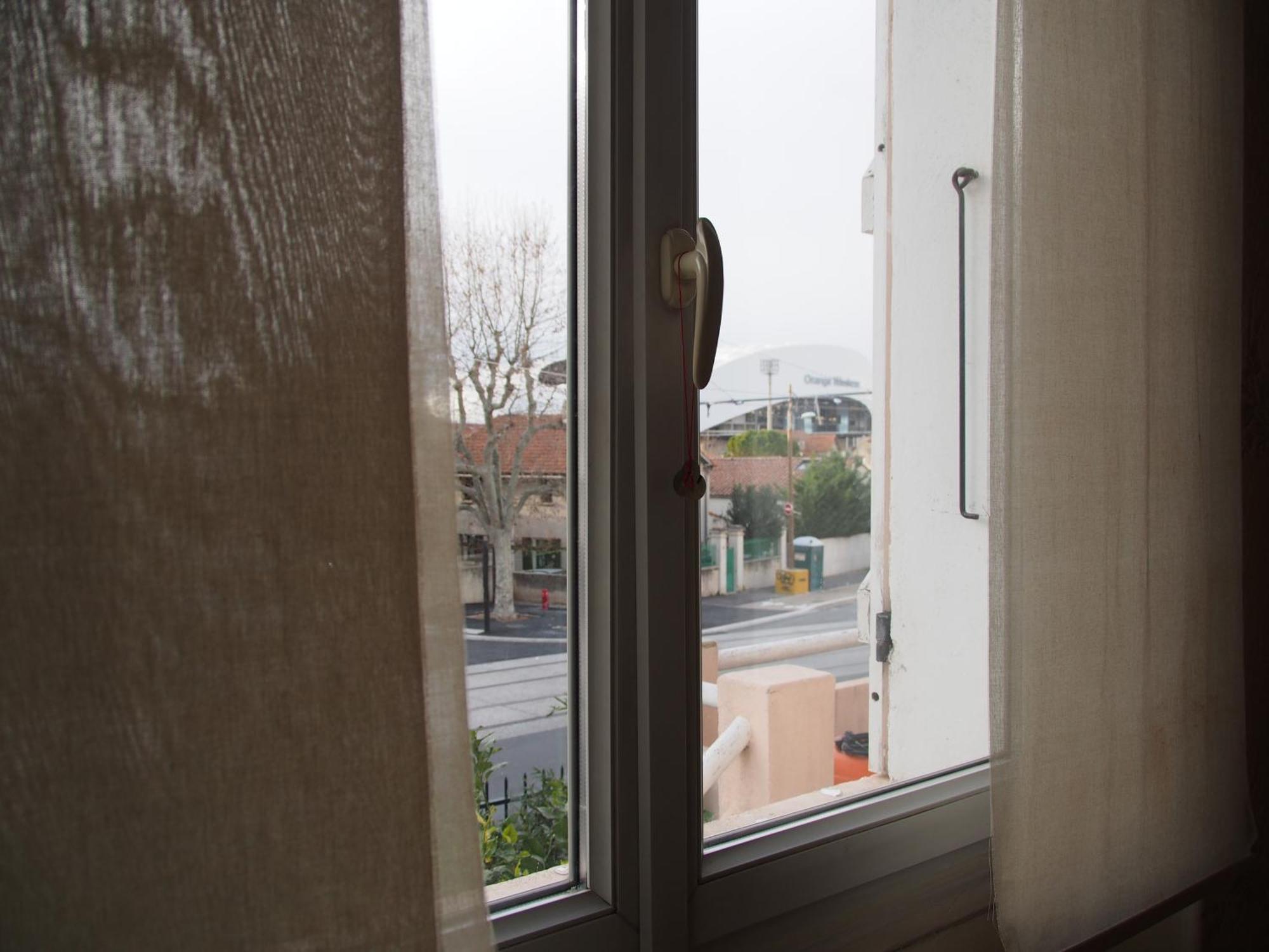Apartment Schweppes Dans Maison, Salle De Bain Et Sejour A Partager Marseilles