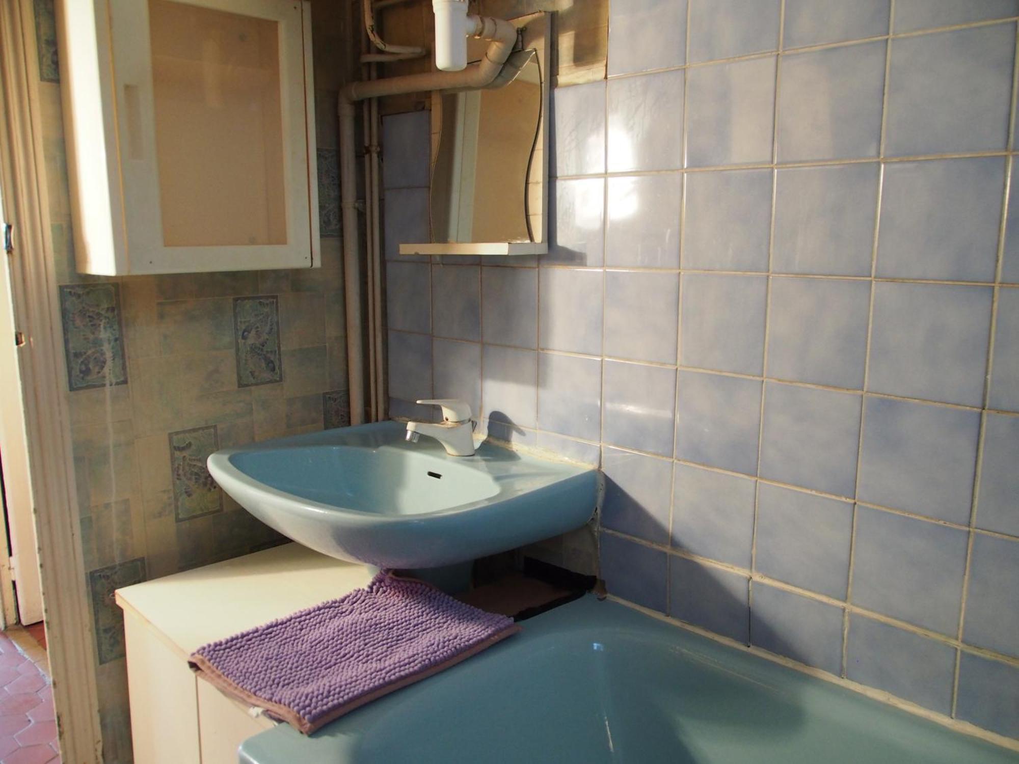 Schweppes Dans Maison, Salle De Bain Et Sejour A Partager Apartment
