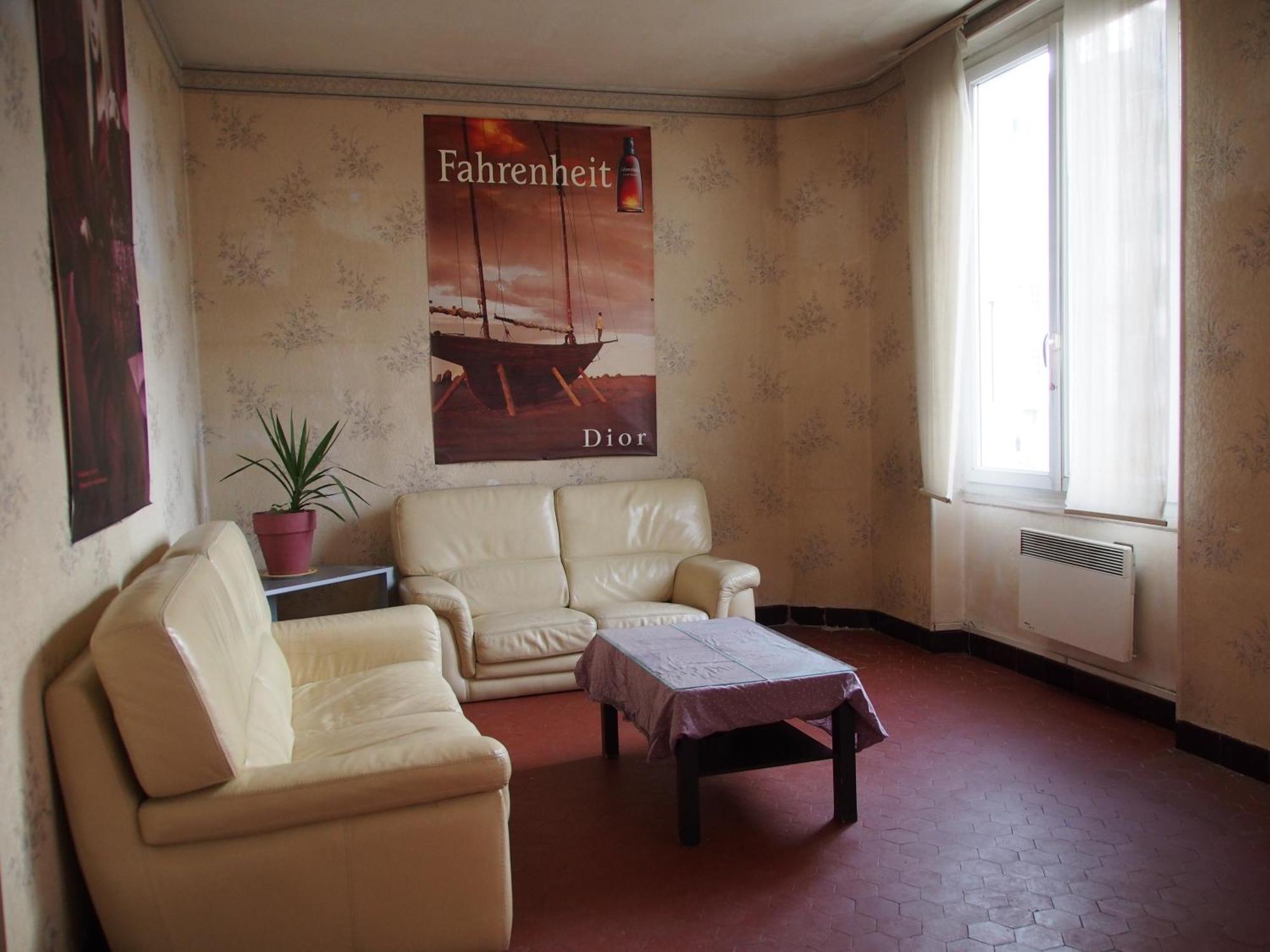 Schweppes Dans Maison, Salle De Bain Et Sejour A Partager Apartment