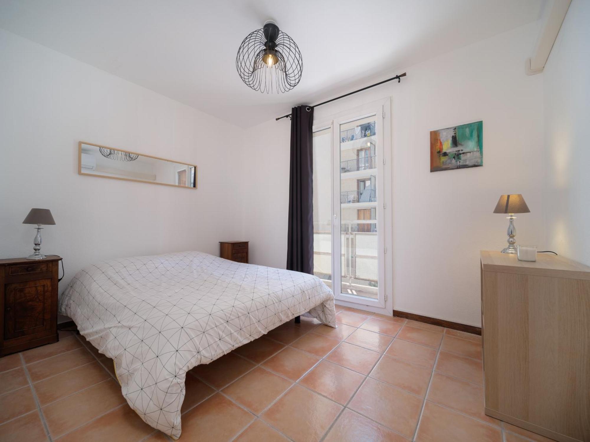 Climatise Equipe 4 Couchages A 5min A Pied De La Gare St Charles Marseille