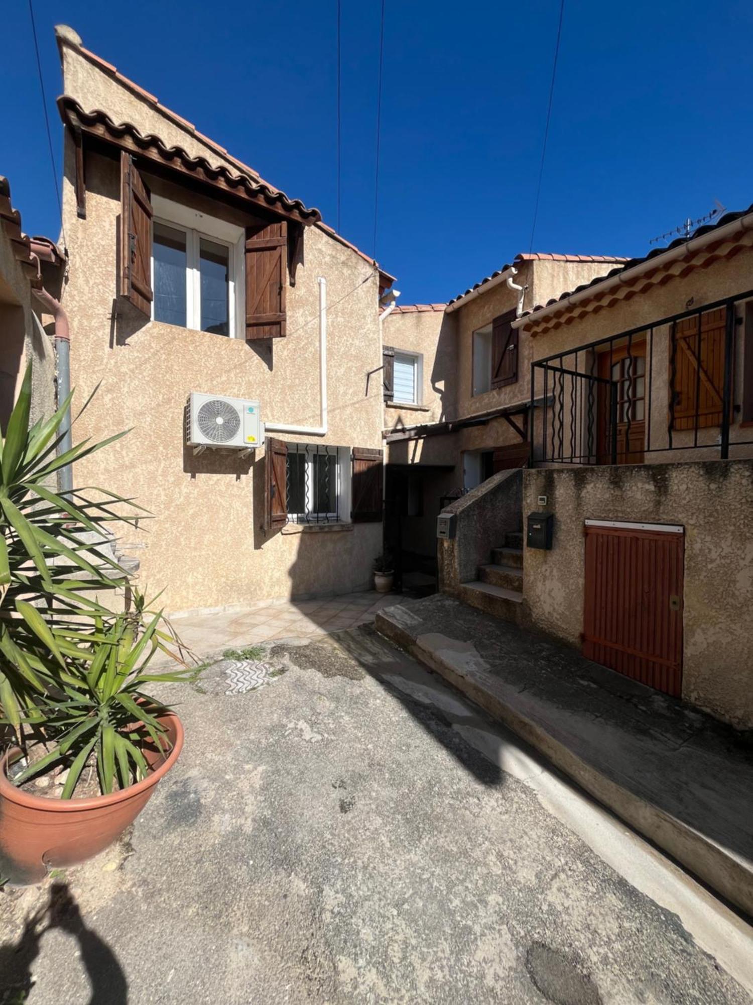 Holiday home Maison De Chateau Gombert *