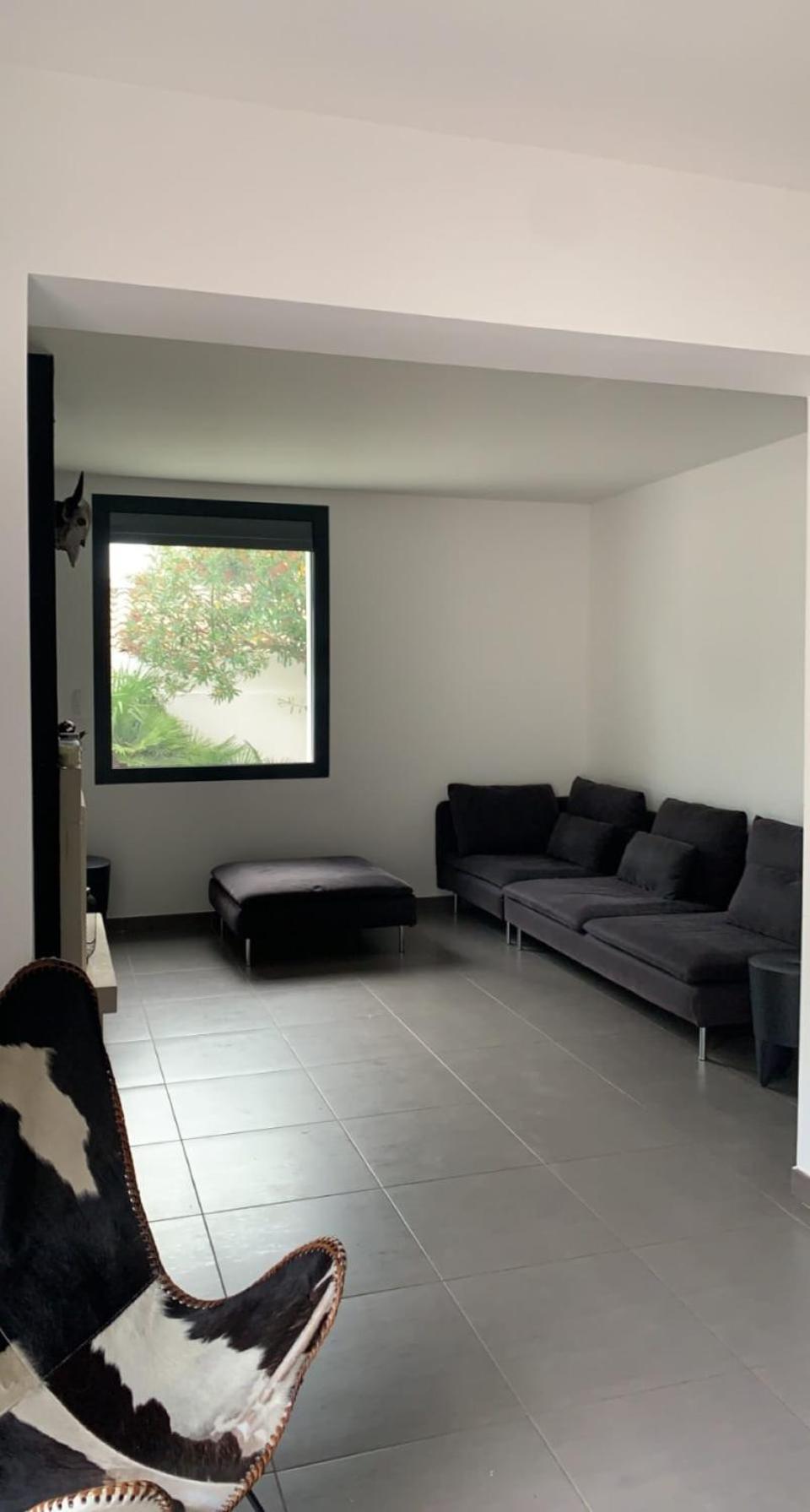 Avec Piscine Proche Et Colline Villa