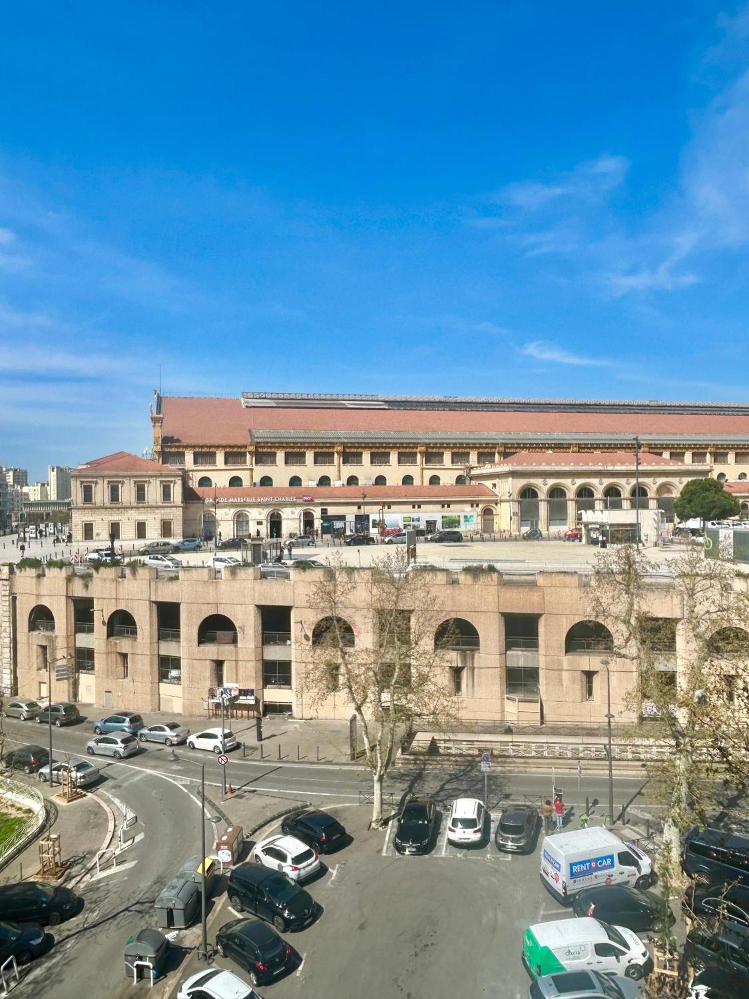 Devant La Gare Saint-charles