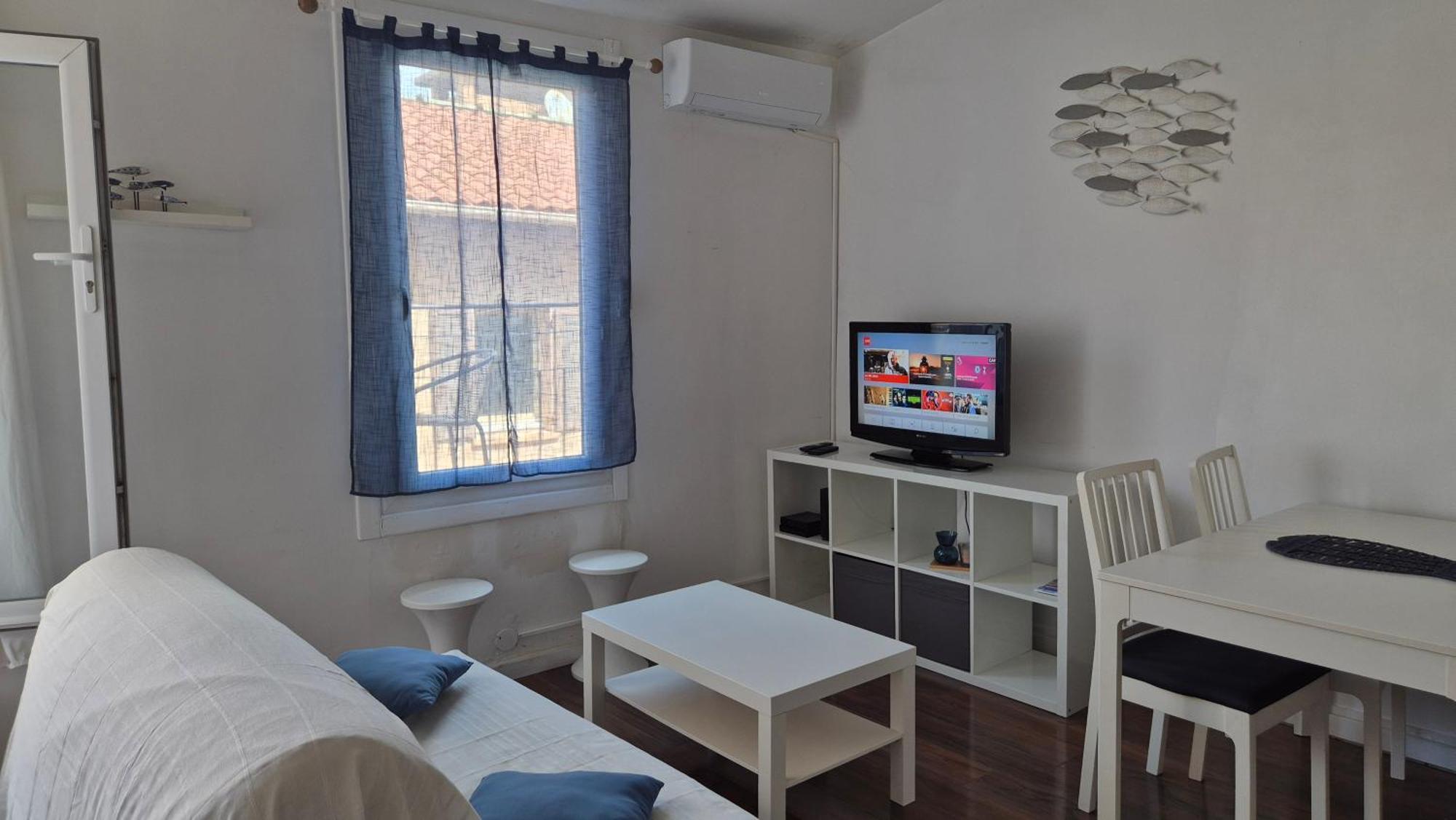 Appartement Au Coeur Du Panier Avec Terrasse 2 A 4 Personnes Climatisation Marseilles