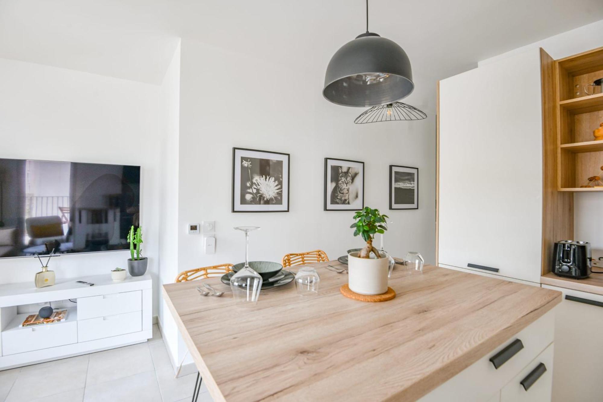 1 Ch Avec Balcon Et Parking A La Joliette *