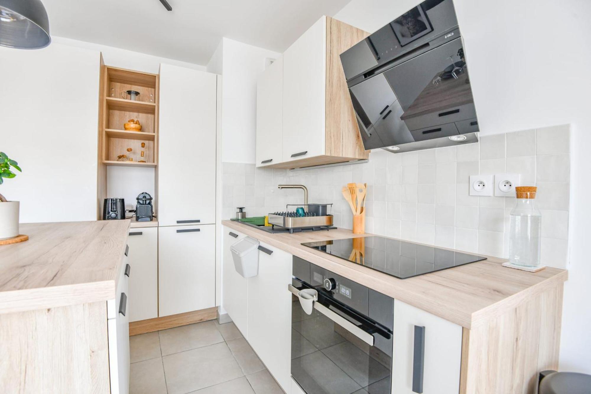 1 Ch Avec Balcon Et Parking A La Joliette * Marseille
