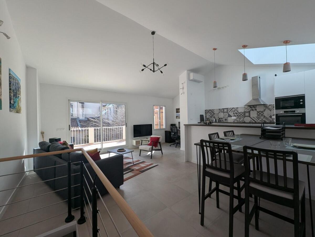 Appartement 2br With Quiet Terrace In The Center *