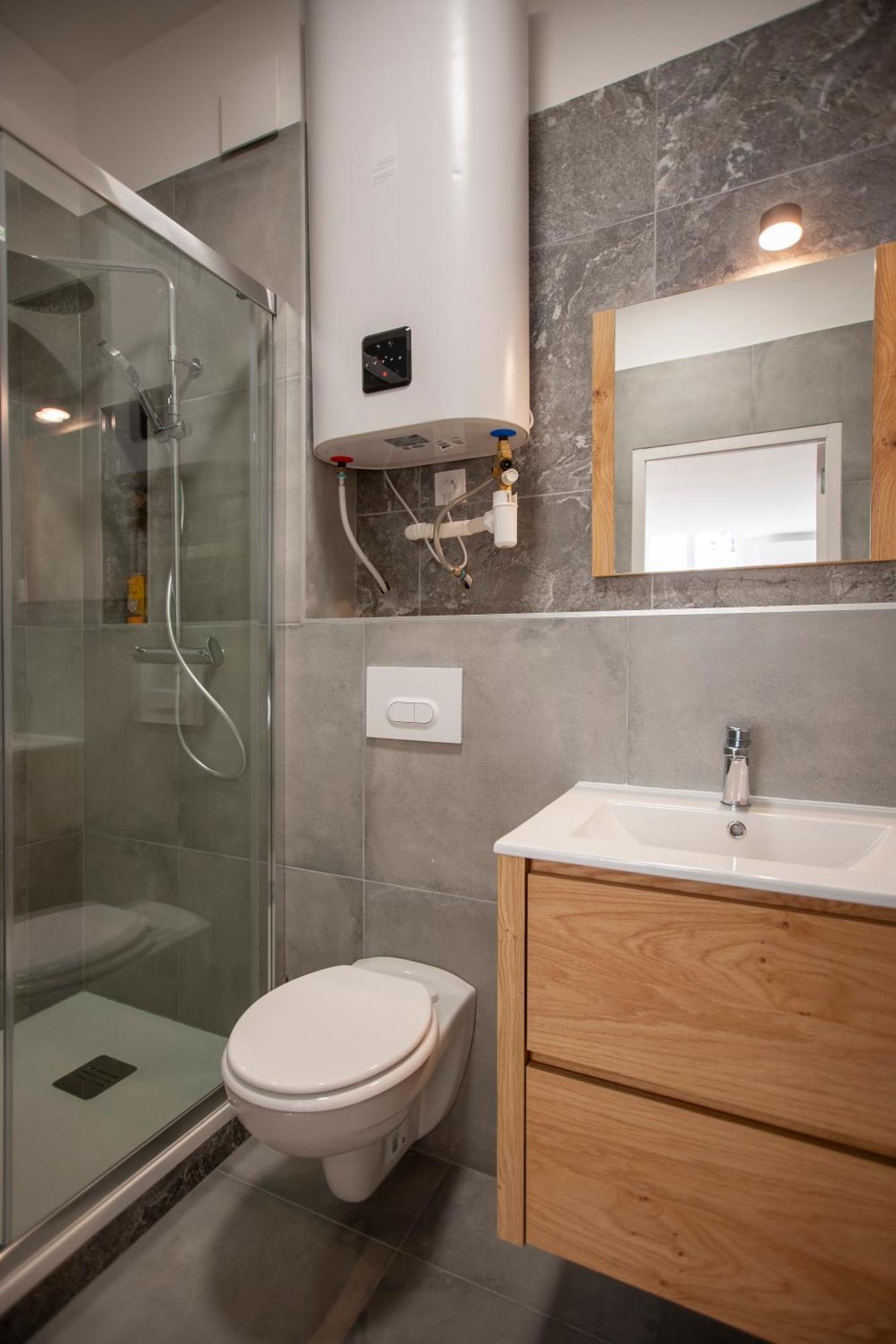 3 - Central, Moderne Et Equipe