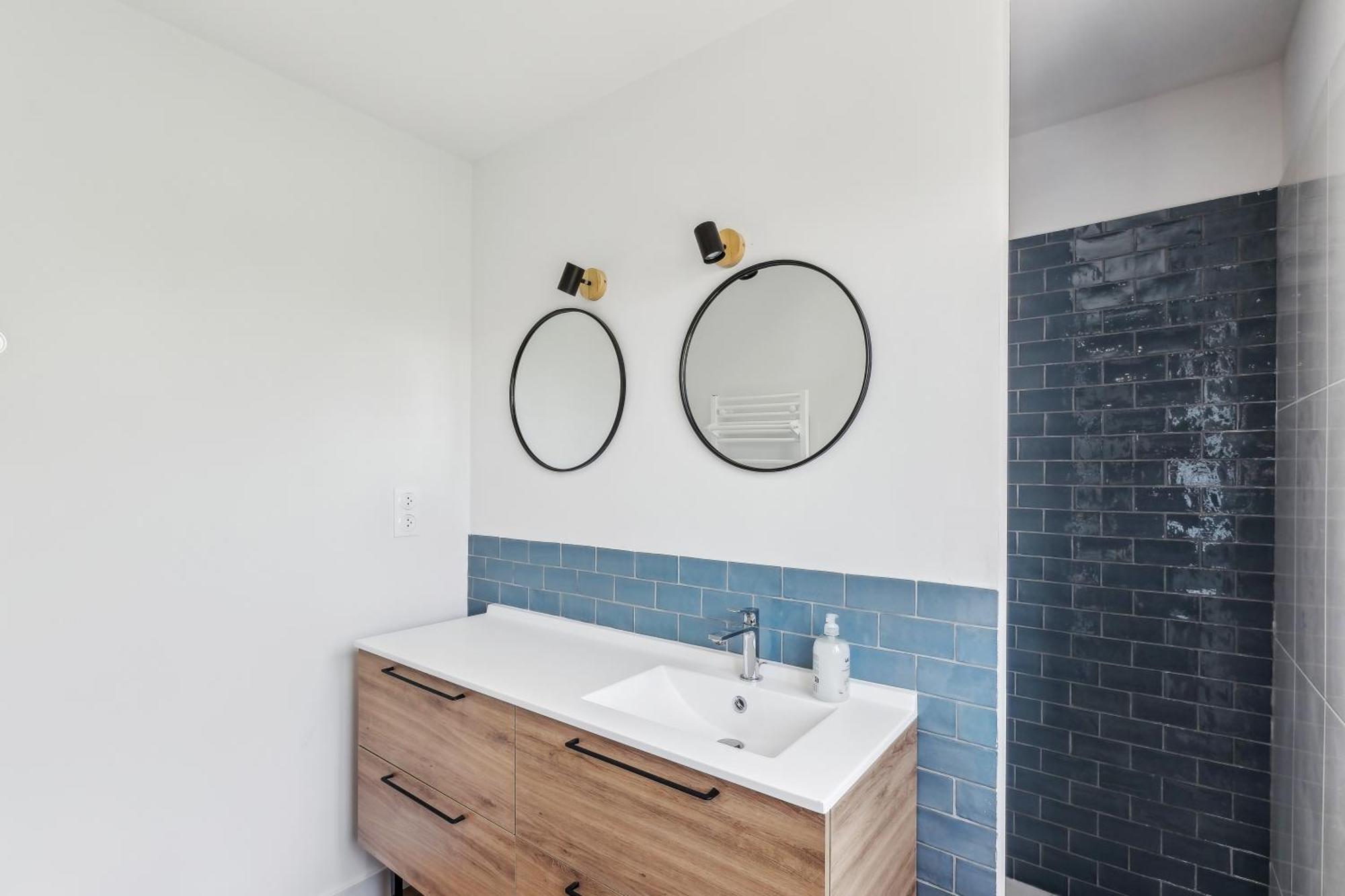 Maison Contemporaine Avec Bassin A 300m De La Villa *