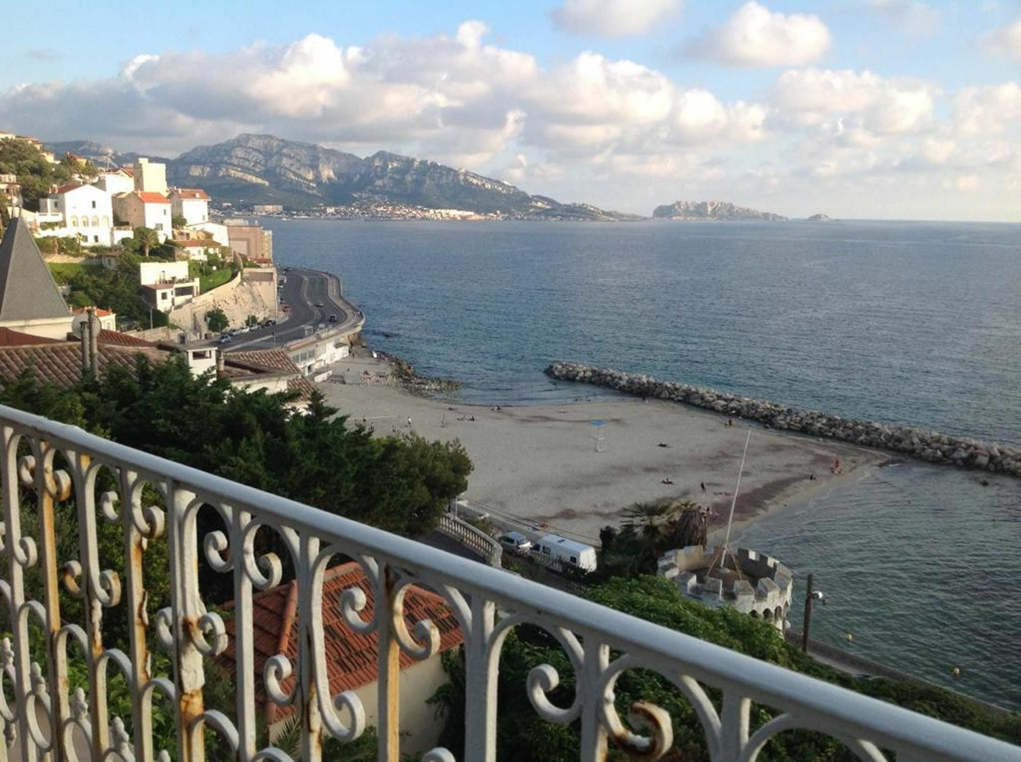 With 3 Bedrooms In Marseille, With Wonderful Sea View, Private P Villa