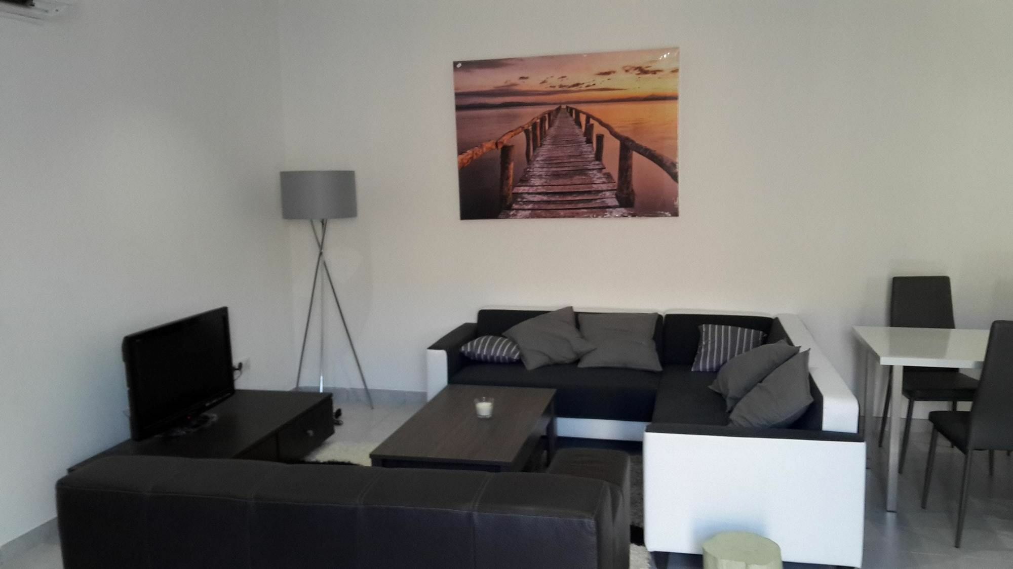 With 2 Bedrooms In Marseille, With Terrace And Wifi - 5 Km F Apartment