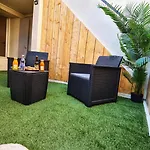 T2 Chambre Miroir Jardin Et Parking Prive Marseille